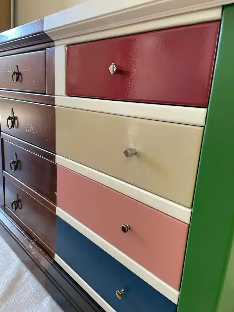 Cassettone fantasia multicolor, dettaglio cassetti