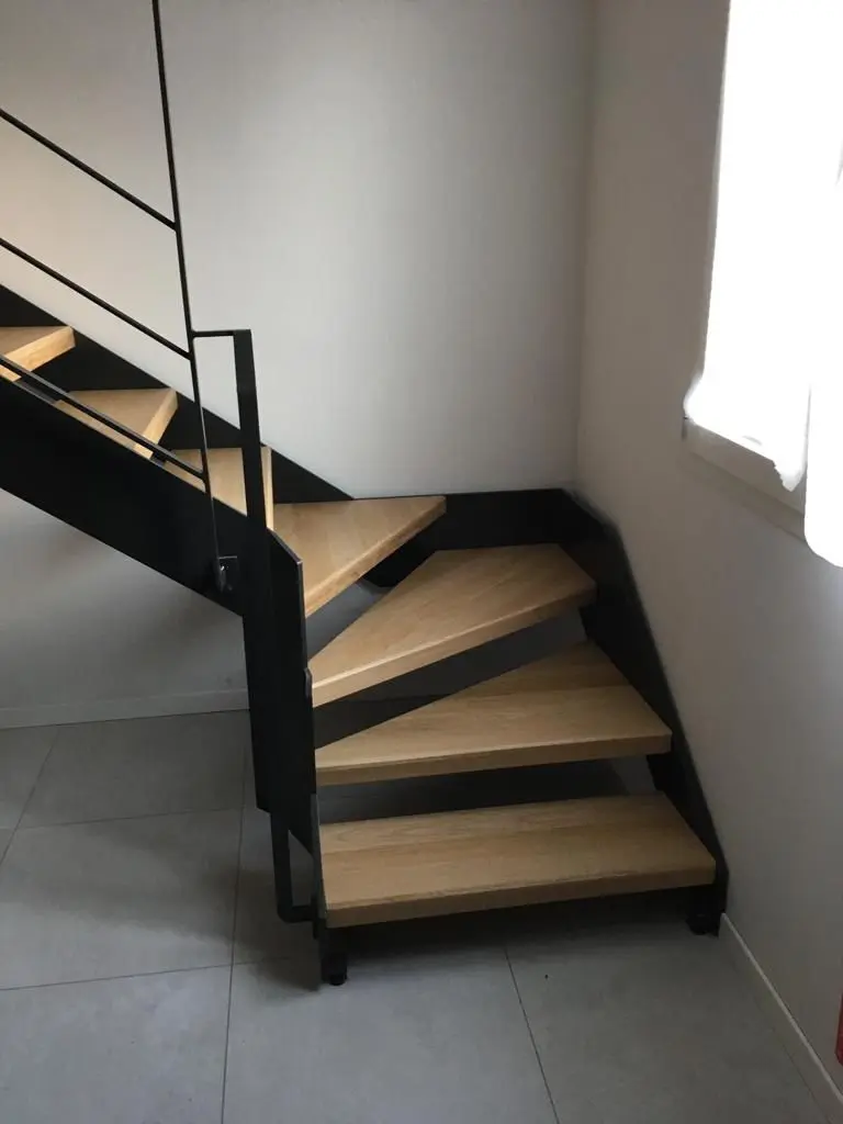 Scala angolare soggiorno, dettaglio rampa inferiore