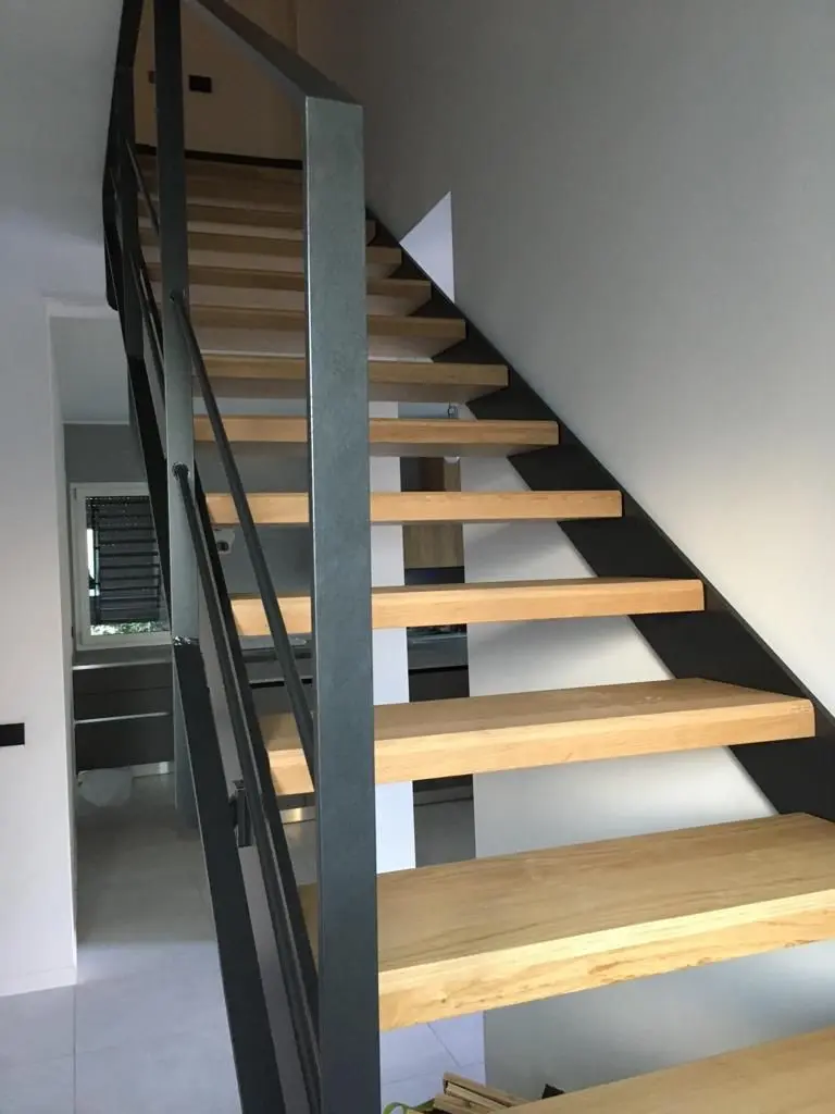 Scala angolare soggiorno, dettaglio rampa superiore
