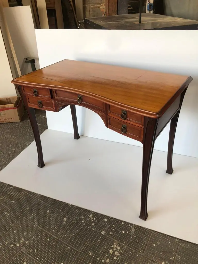 Scrittoio vintage rilucidato a cera