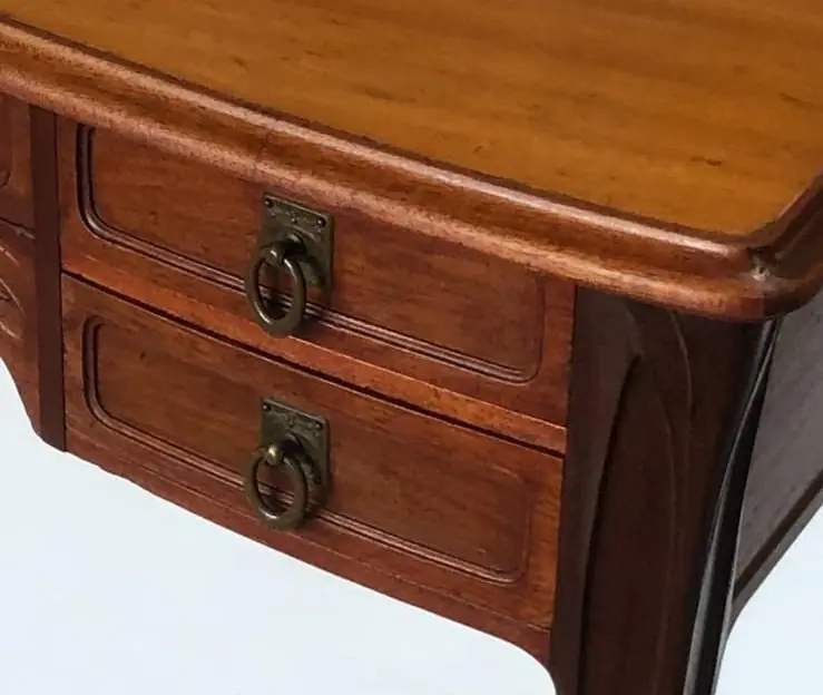 Scrittoio vintage rilucidato a cera, dettaglio cassettiera